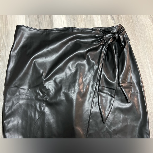 Black leather skirt - Picture 5 of 7